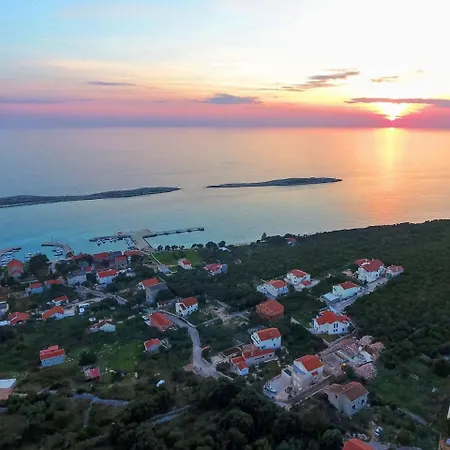 Holiday Emi Molat