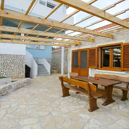 Holiday Emi Molat